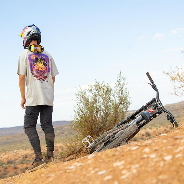 トロイリーデザインズ ショートスリーブT トロイリーデザインズ X レッドブルランページ ヴァリー・オブ・ゴッズ Tボーン